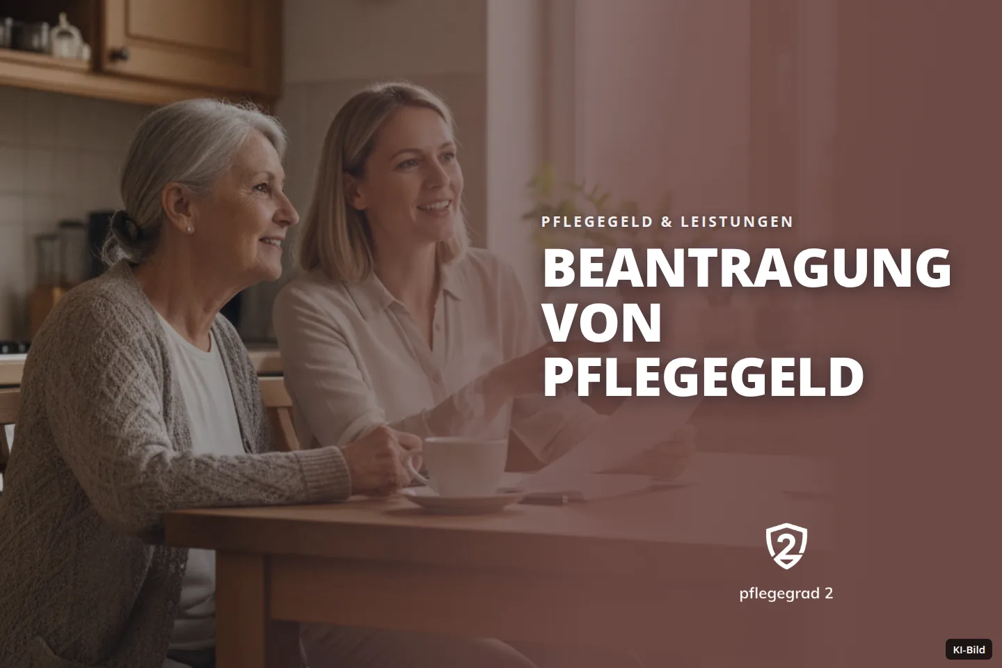 Zwei Frauen besprechen Dokumente an einem Küchentisch, die jüngere zeigt auf etwas.