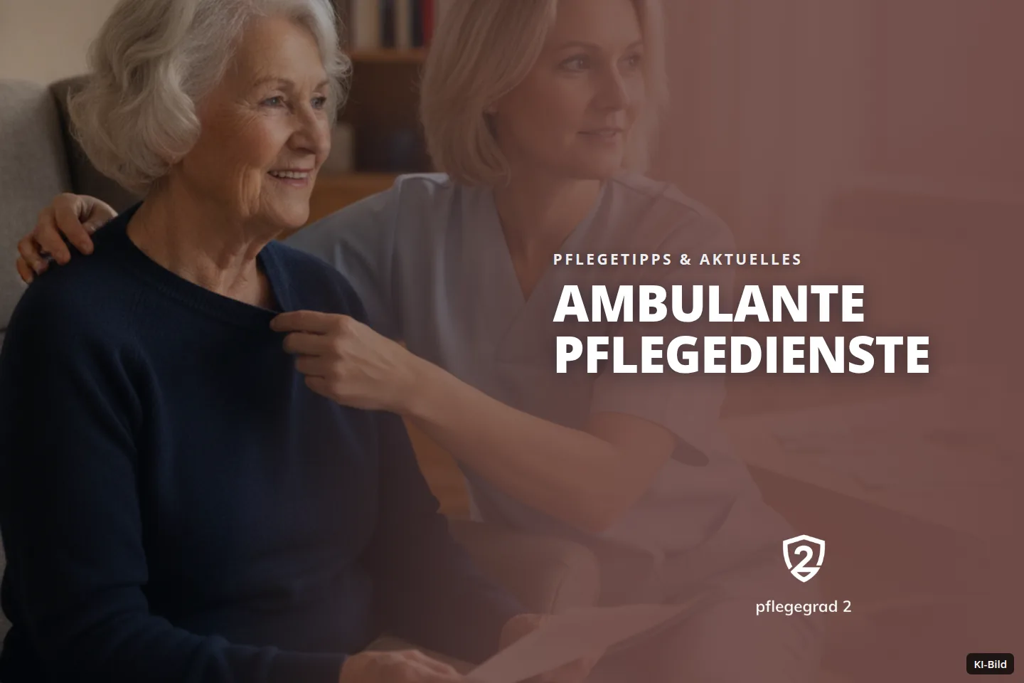 Eine Pflegerin betreut im Wohnzimmer eine lächelnde Seniorin, die ein Dokument hält und zur Seite blickt.