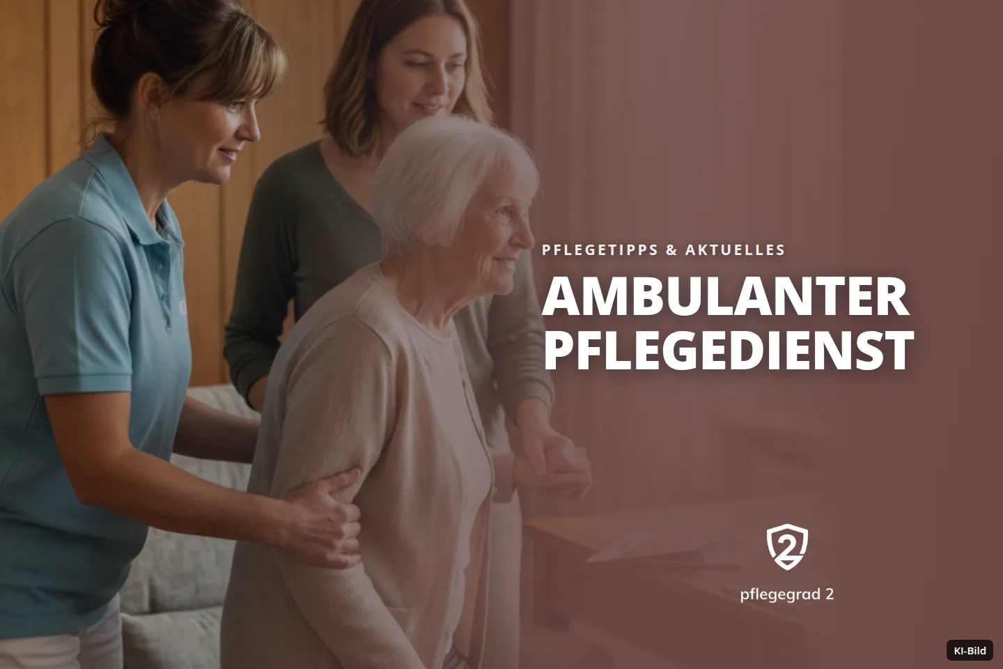 Zwei Frauen unterstützen eine lächelnde Seniorin beim Gehen in einem hellen Raum.