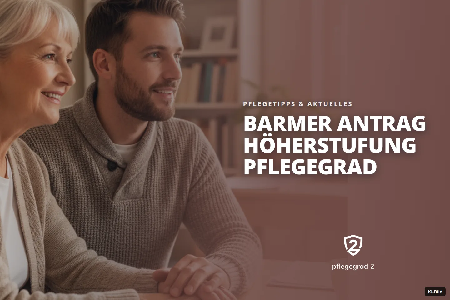 Eine ältere Frau und ein jüngerer Mann sitzen lächelnd an einem Tisch mit Dokumenten in einem Raum.