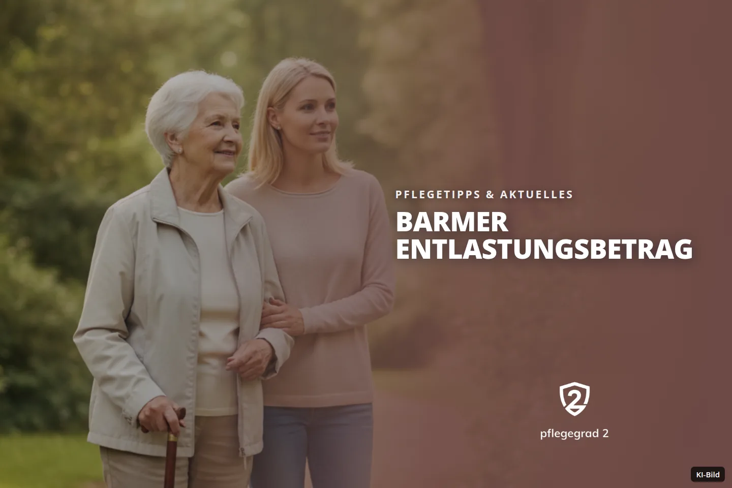 Zwei Frauen, eine ältere und eine jüngere, gehen Arm in Arm auf einem Parkweg spazieren.