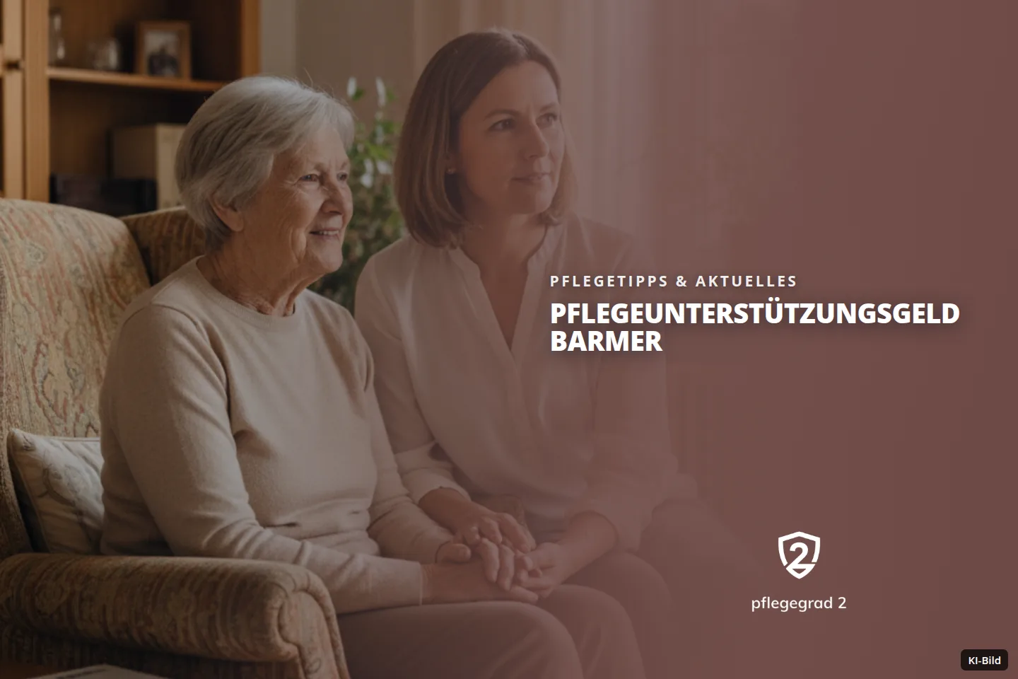 Zwei Frauen sitzen in einem Wohnzimmer, halten Händchen und blicken zur Seite.