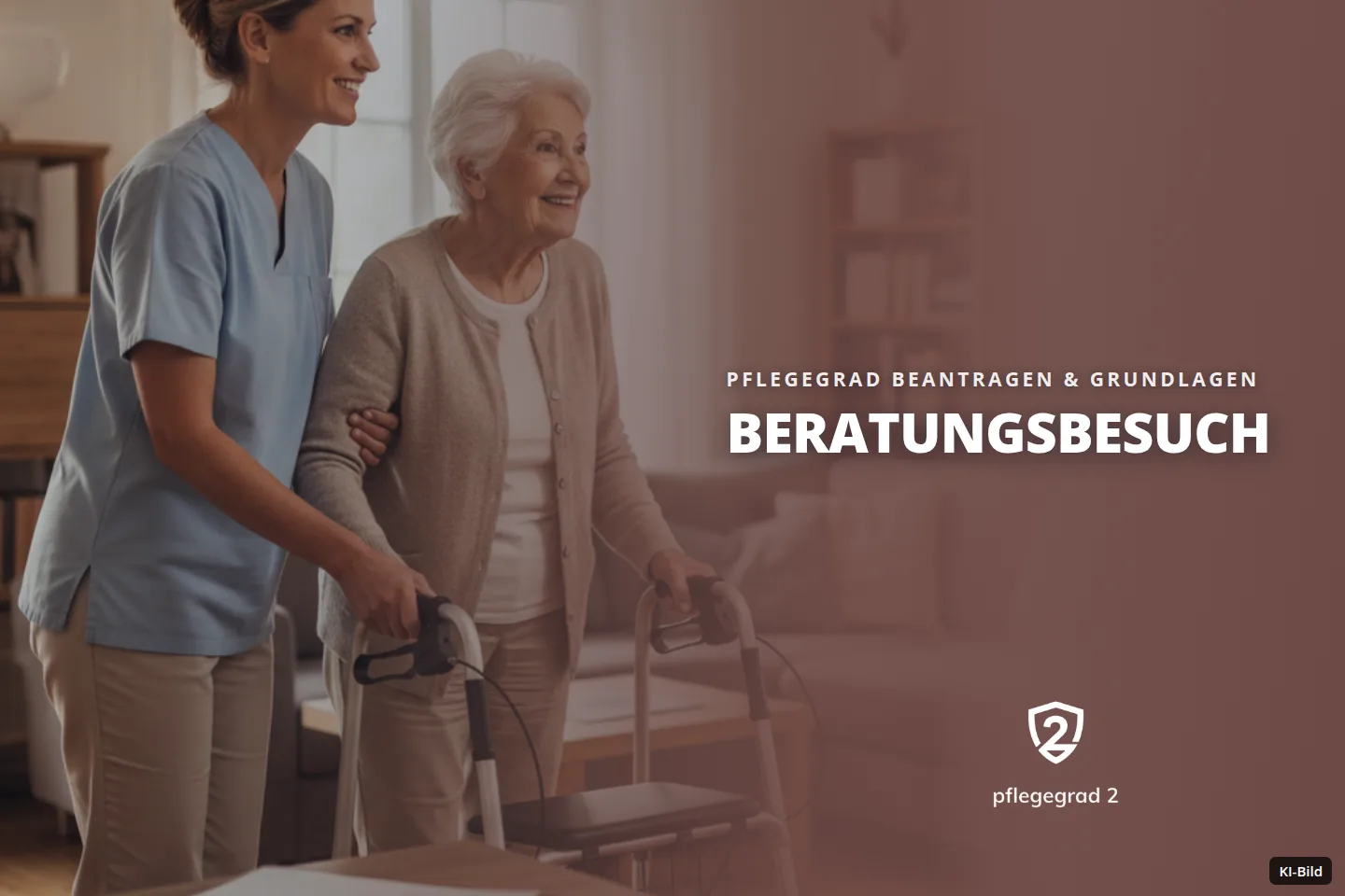 Eine Pflegekraft hilft einer älteren Frau mit Rollator beim Gehen in einem Wohnzimmer.