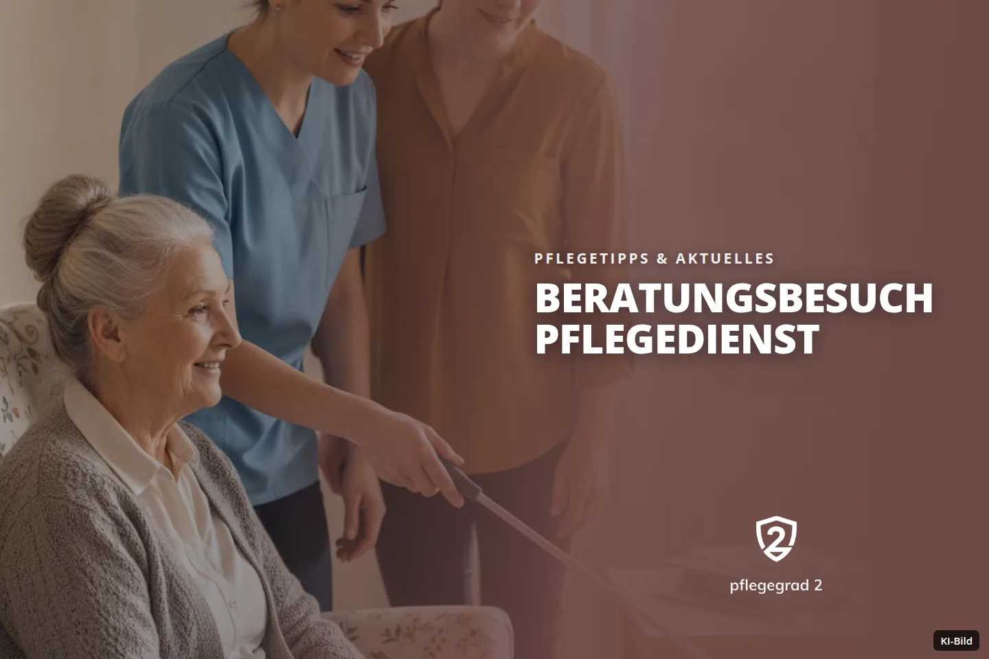 Pflegerin hilft Seniorin mit Greifzange, während Frau zusieht, in einem hellen Wohnzimmer.