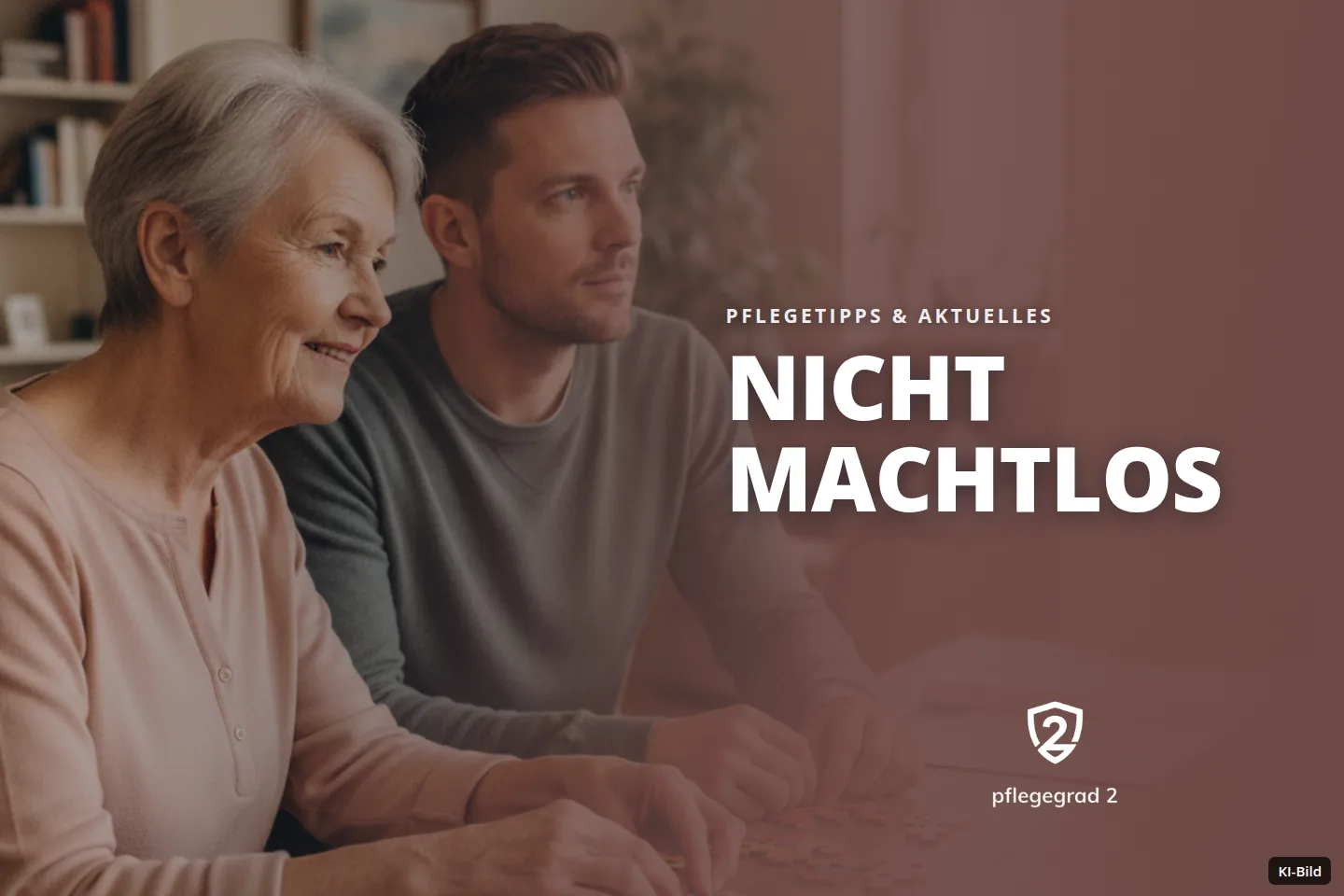 Eine ältere Frau und ein Mann puzzeln an einem Holztisch in einem Wohnraum.
