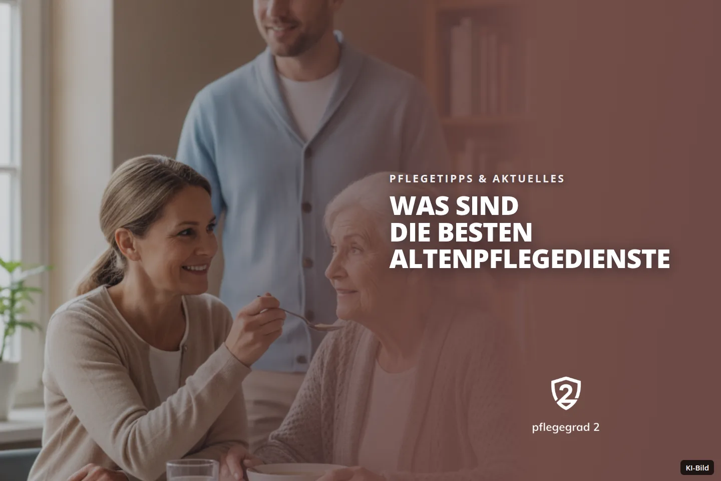 Eine Frau füttert eine ältere Dame am Esstisch, während ein Mann lächelnd im Hintergrund steht.