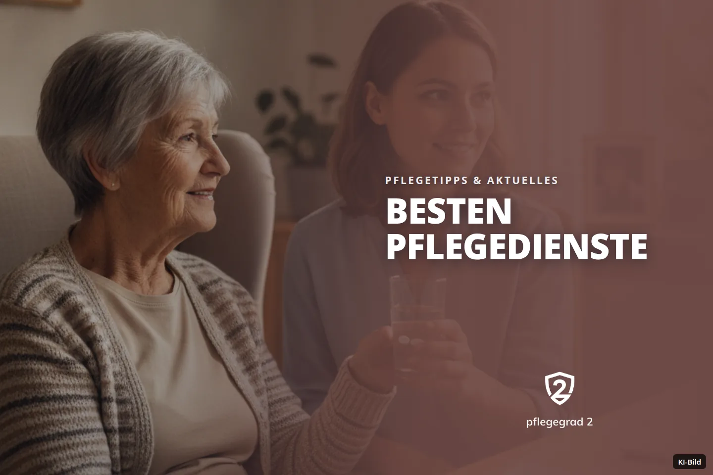 Eine junge Frau reicht einer älteren Frau Tabletten und Wasser in einem Wohnzimmer.