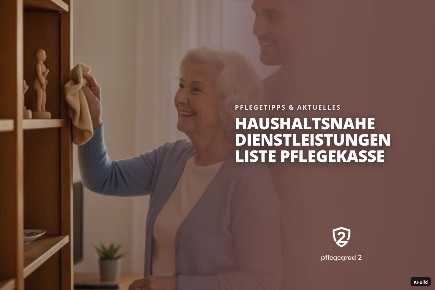 Eine ältere Frau staubt ein Regal ab, während ein Mann im Wohnzimmer zusieht.