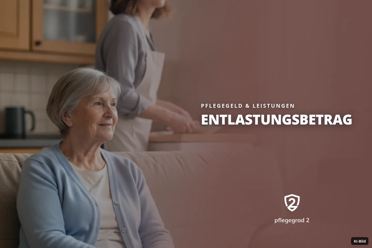 Eine ältere Frau sitzt auf einem Sofa, während eine jüngere Frau im Hintergrund Geschirr spült.