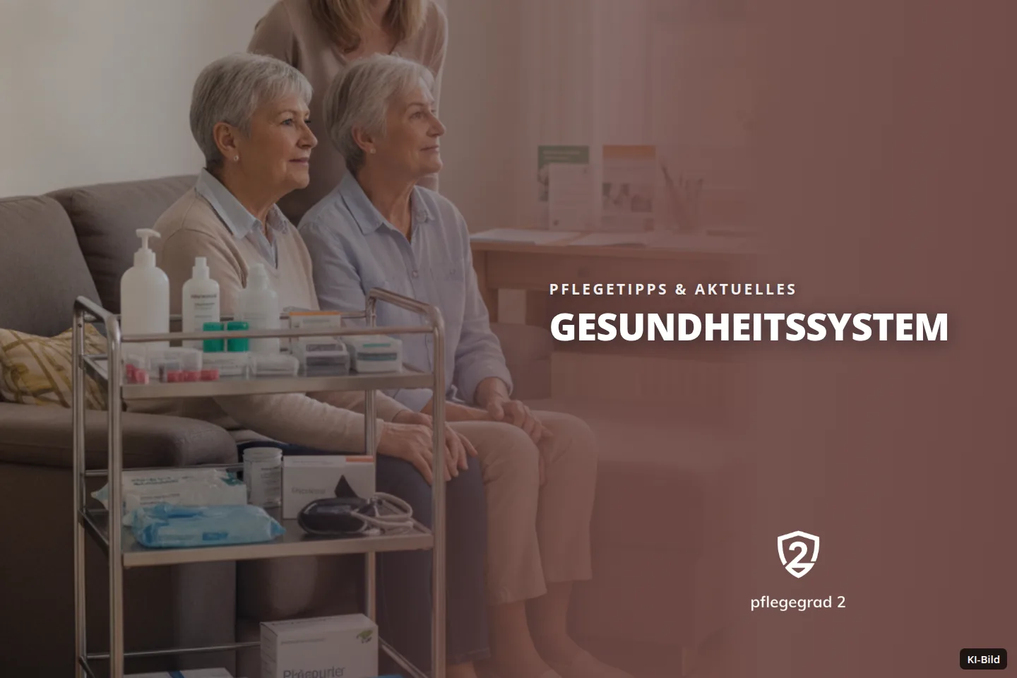 Drei Frauen, zwei ältere sitzend und eine jüngere stehend, blicken aufmerksam in einem Wohnzimmer mit einem medizinischen.