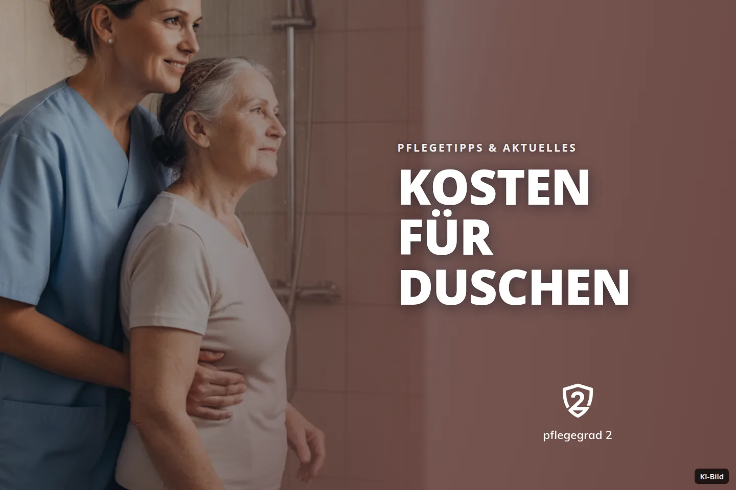 Eine Pflegerin begleitet eine ältere Frau in einer Duschkabine mit laufendem Wasser.