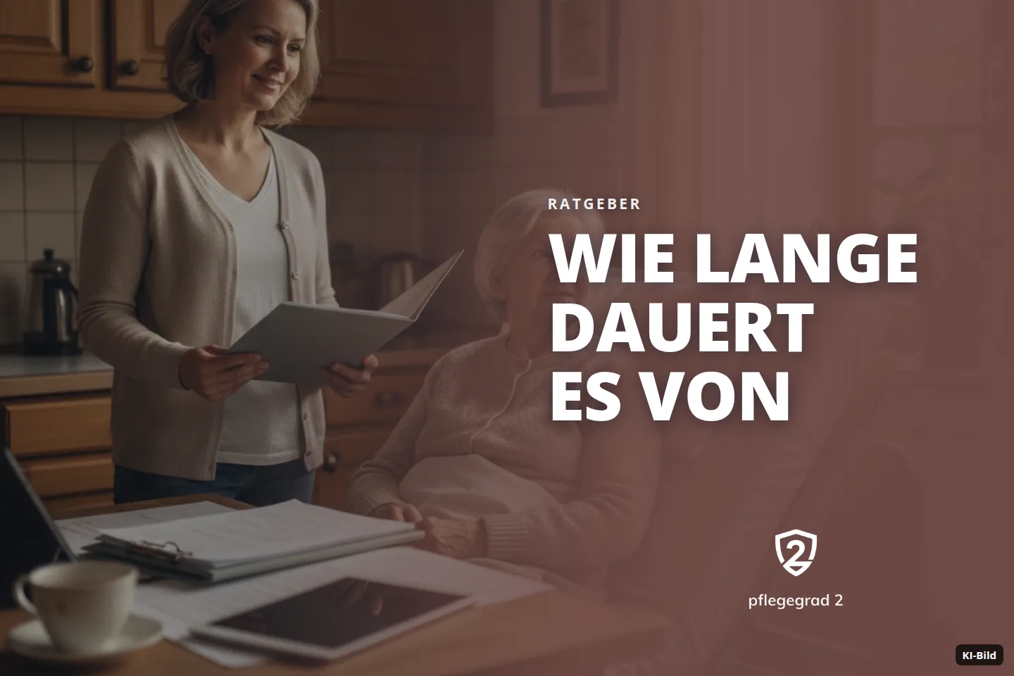 Eine jüngere Frau hält Unterlagen und spricht mit einer älteren Frau im Pflegebett in einer Küche. Eine jüngere Frau hält Unterlagen und spricht mit einer älteren Frau im Pflegebett in einer Küche.