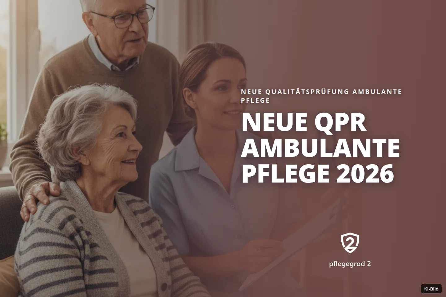 Eine Pflegerin zeigt einem älteren Paar in einem hellen Raum etwas auf einem Klemmbrett.