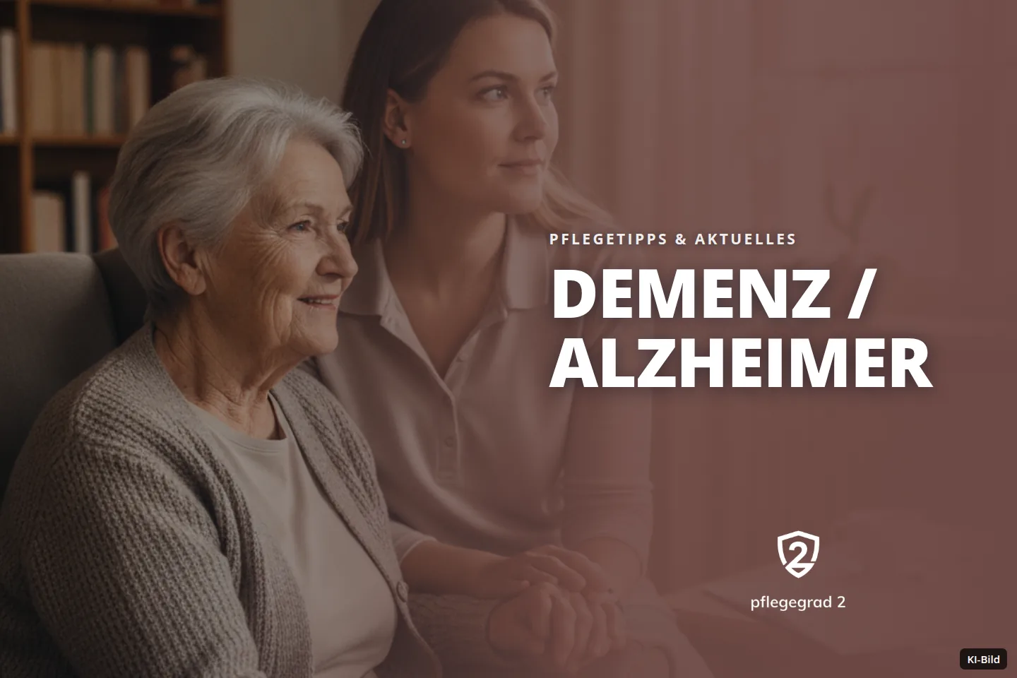 Zwei Frauen, eine ältere und eine jüngere, sitzen händchenhaltend in einem Wohnzimmer und blicken zur Seite.