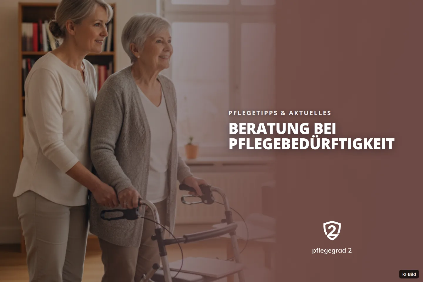 Eine jüngere Frau stützt eine ältere Frau, die mit einem Rollator durch ein Wohnzimmer geht.