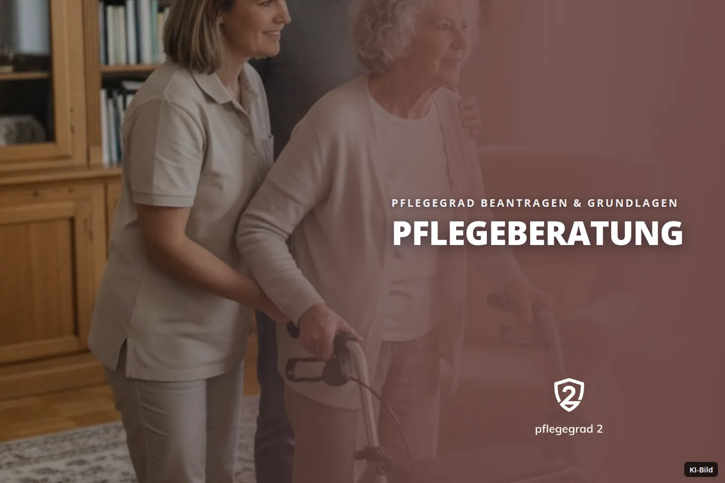 Eine ältere Frau wird von einer Pflegerin und einem Mann im Wohnzimmer beim Gehen mit Rollator unterstützt.