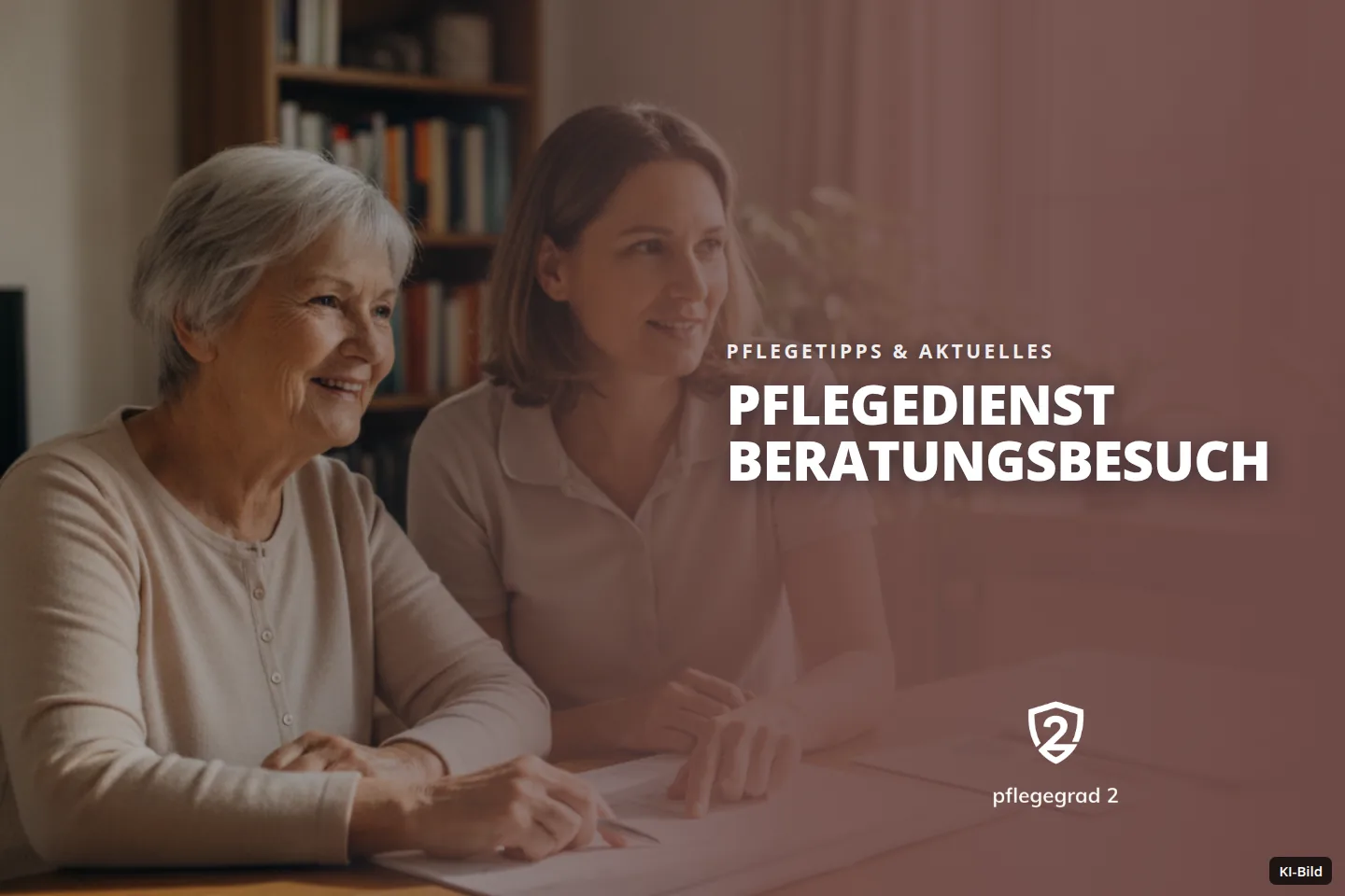 Zwei Frauen betrachten lächelnd Dokumente auf einem Tisch in einem hellen Wohnraum.