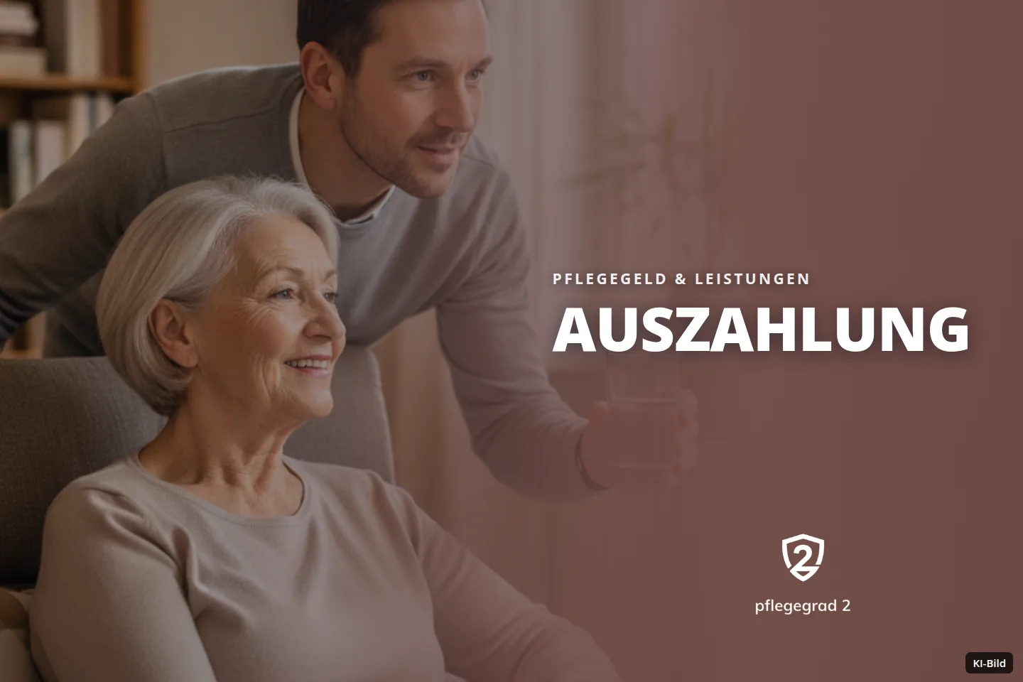Ein junger Mann reicht einer lächelnden älteren Frau im Sessel ein Glas Wasser in einem Wohnzimmer.