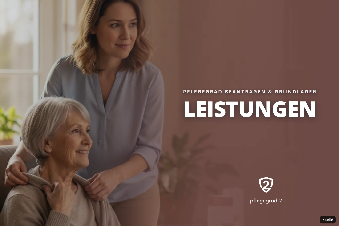 Eine junge Frau kümmert sich um eine lächelnde Seniorin in einem hellen Wohnzimmer.