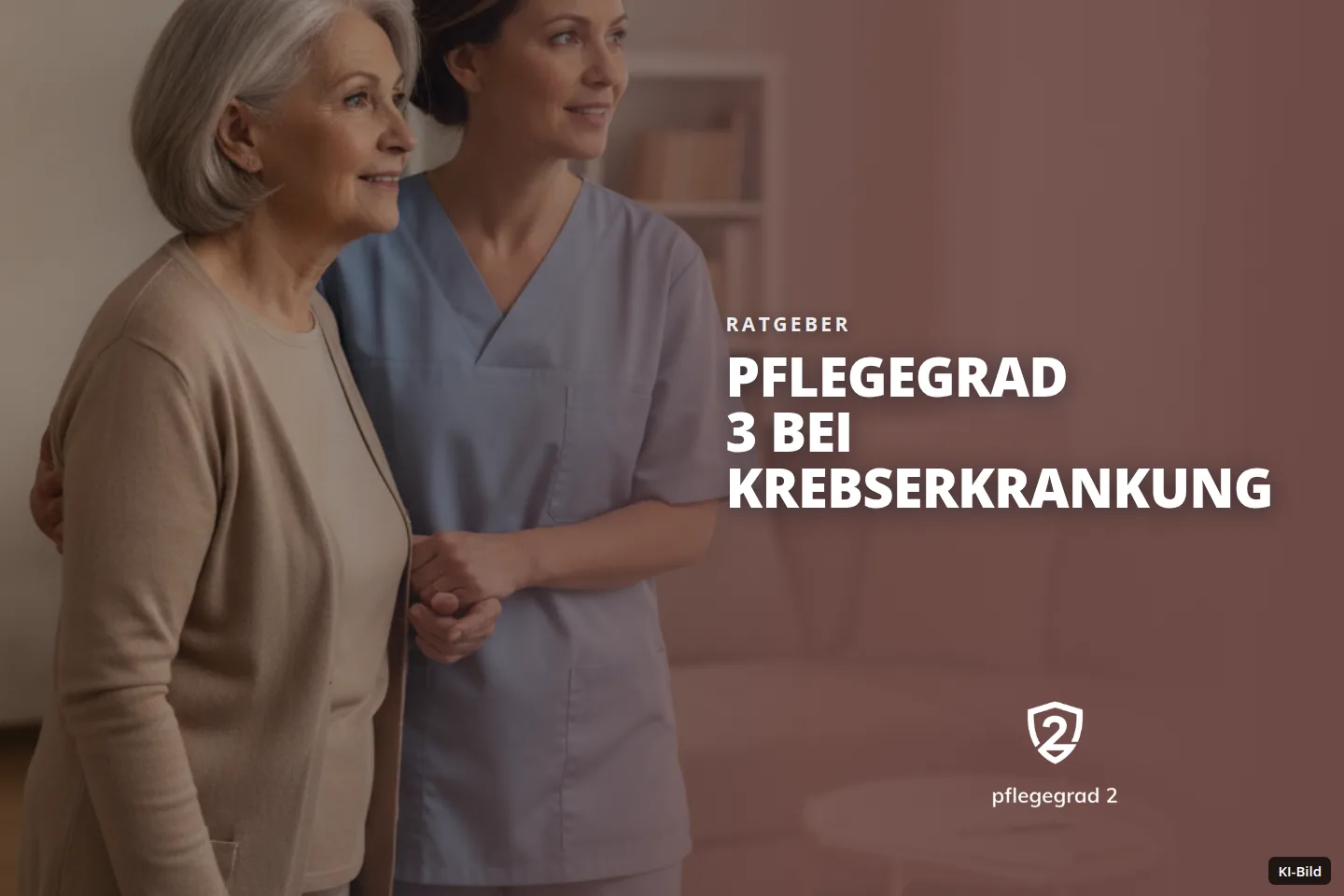 Eine Pflegerin stützt eine Seniorin in einem Wohnzimmer, beide schauen zur Seite.