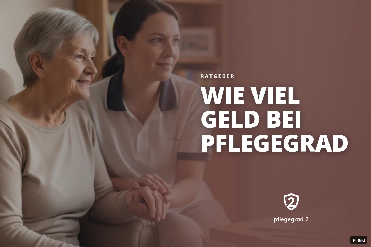 Eine Seniorin und ihre Pflegerin sitzen lächelnd im Wohnzimmer und halten Händchen. Eine Seniorin und ihre Pflegerin sitzen lächelnd im Wohnzimmer und halten Händchen.