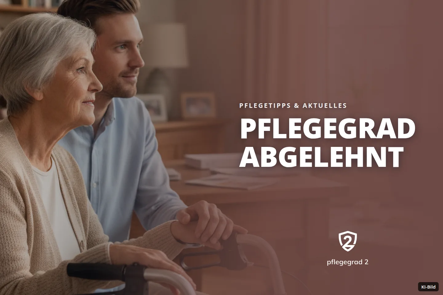 Ältere Frau mit Rollator und junger Mann sitzen im Wohnzimmer, er hält ihre Hand.