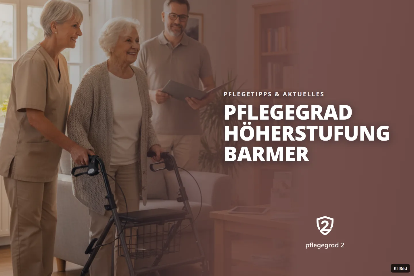 Eine ältere Frau geht mit Rollator, von einer Pflegekraft im Wohnzimmer unterstützt, ein Mann schaut zu.