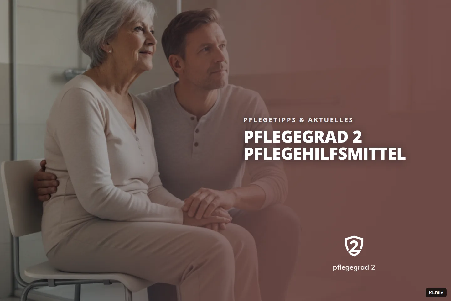 Ältere Frau und Mann halten im Badezimmer Händchen und blicken gemeinsam zur Seite.