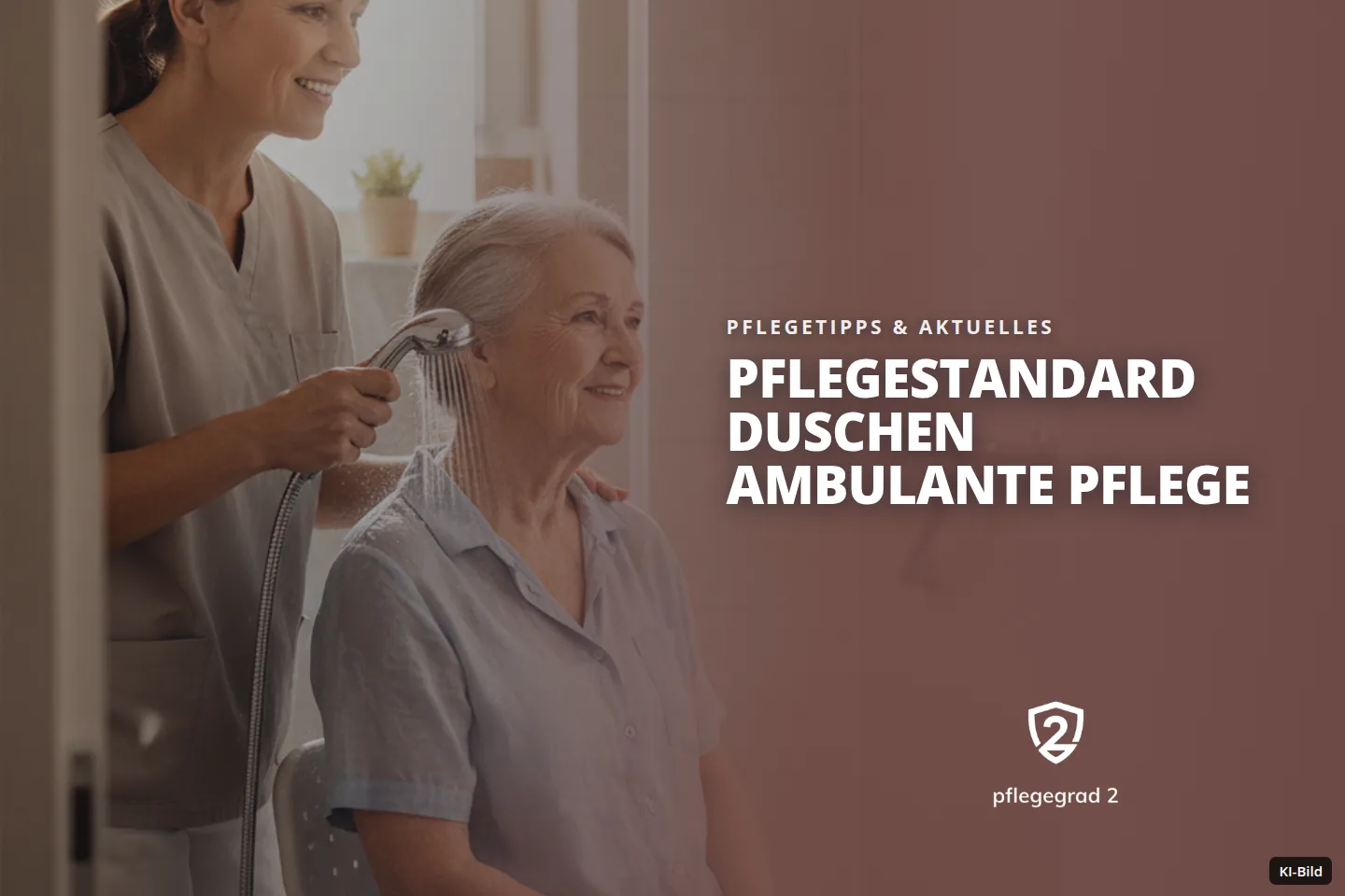 Eine Pflegekraft wäscht einer älteren Frau auf einem Duschstuhl die Haare.