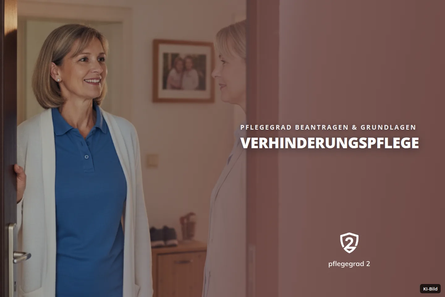 Eine Frau empfängt lächelnd eine andere an der Haustür.