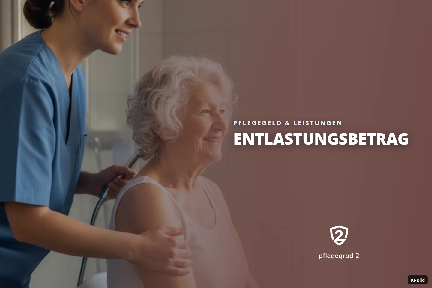 Eine Pflegerin hilft einer älteren Frau beim Duschen im Bad.