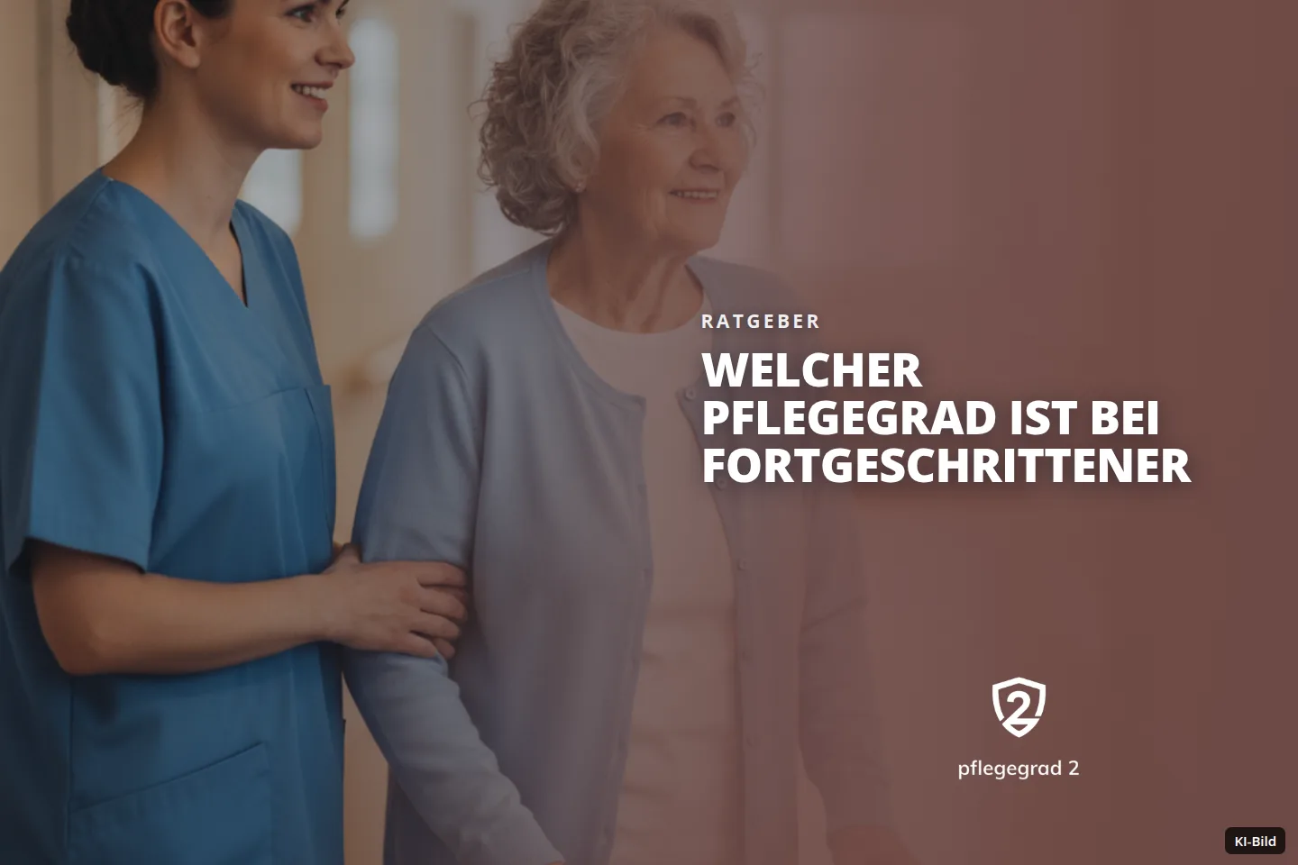 Eine Pflegerin unterstützt eine Seniorin mit Gehstock beim Gehen im Flur.
