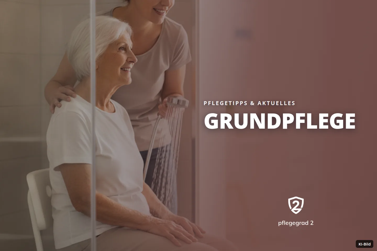 Eine Pflegerin hilft einer Seniorin im Badezimmer beim Duschen auf einem Duschstuhl.