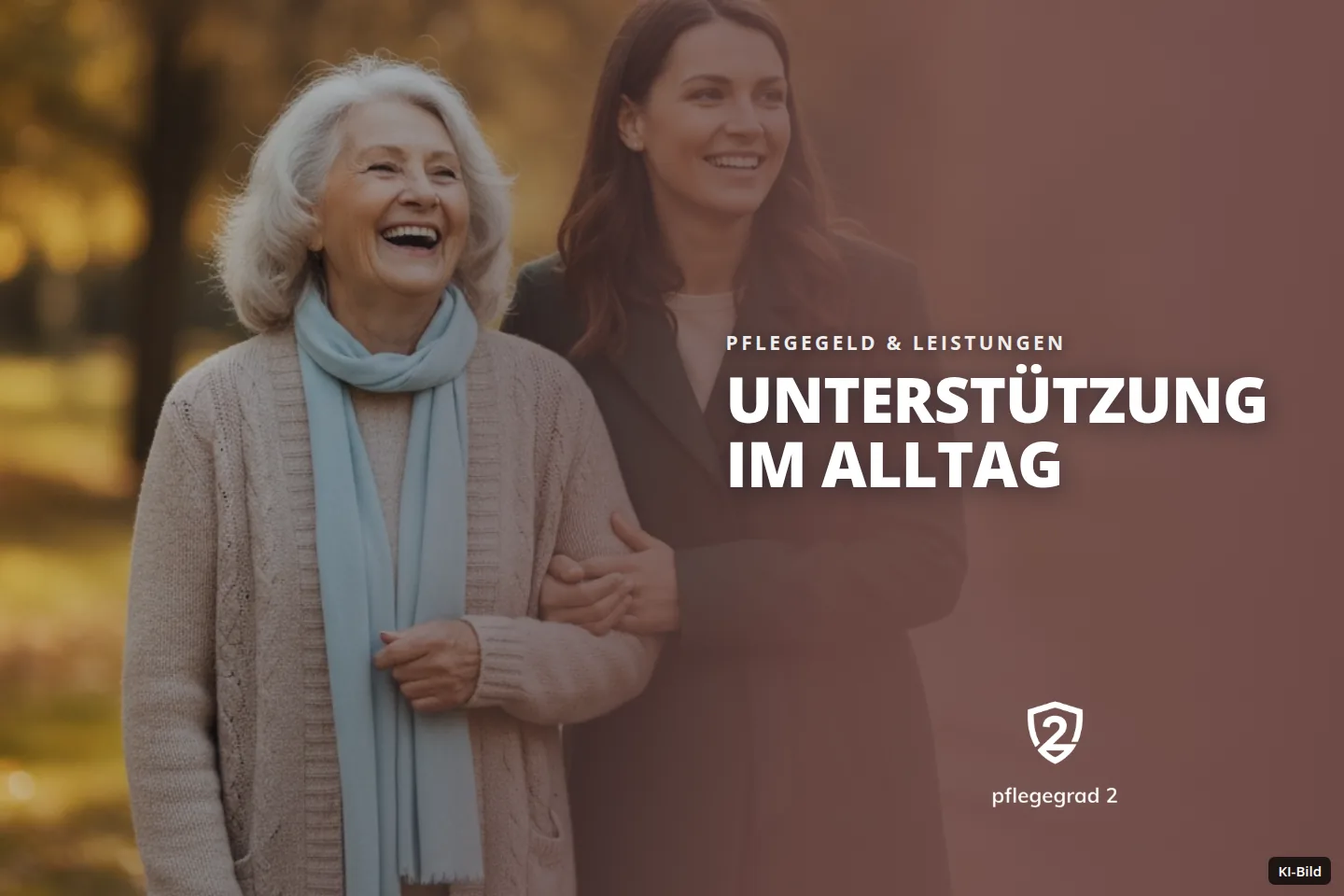 Zwei lachende Frauen, eine ältere und eine jüngere, spazieren Arm in Arm auf einem Herbstweg.