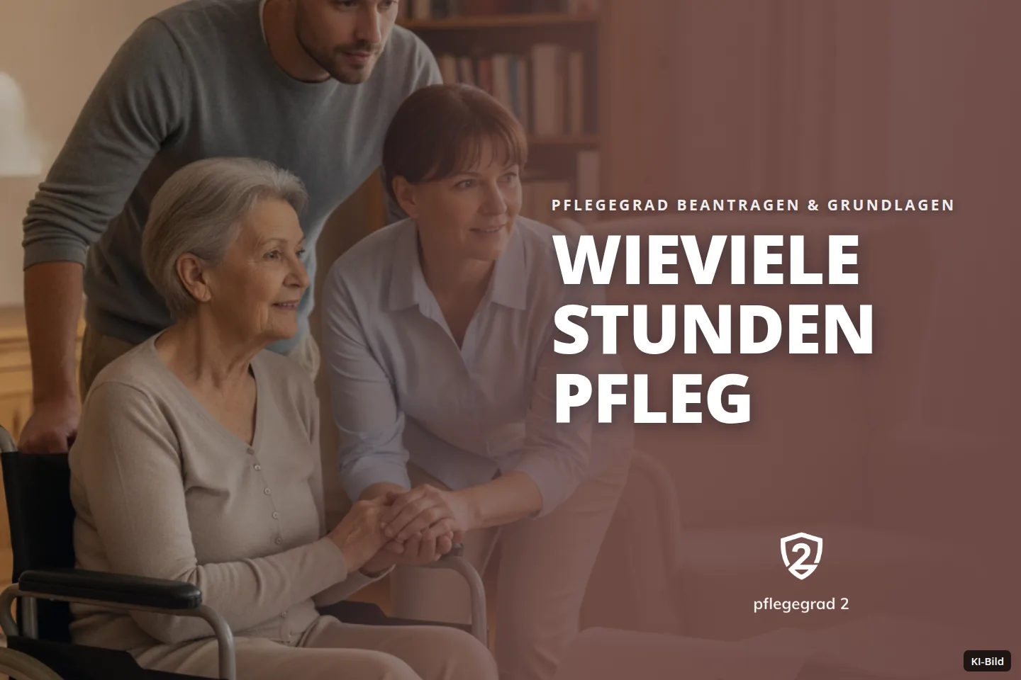 Im Wohnzimmer schauen drei Personen, darunter eine Seniorin im Rollstuhl, auf Dokumente; eine Frau hält ihre Hand.