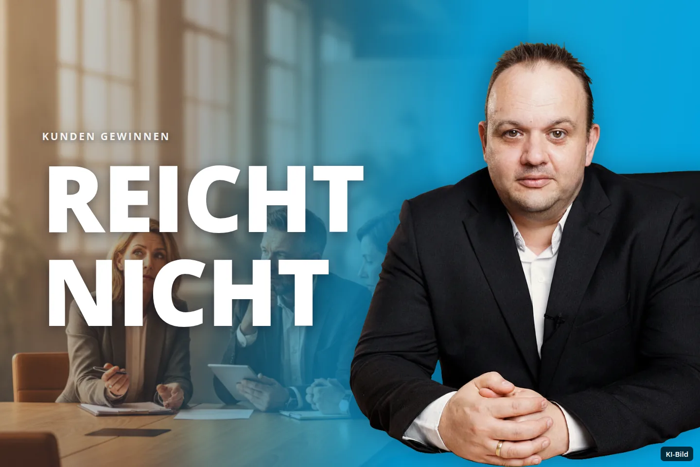 Drei Geschäftsleute besprechen sich an einem Tisch in einem modernen Büro.