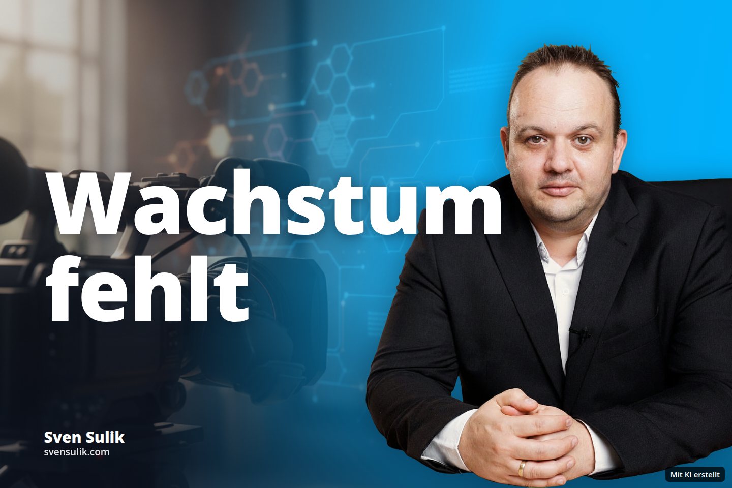 Eine Videokamera steht vor einer Wand mit einer digitalen Datenvisualisierung in einem Raum.