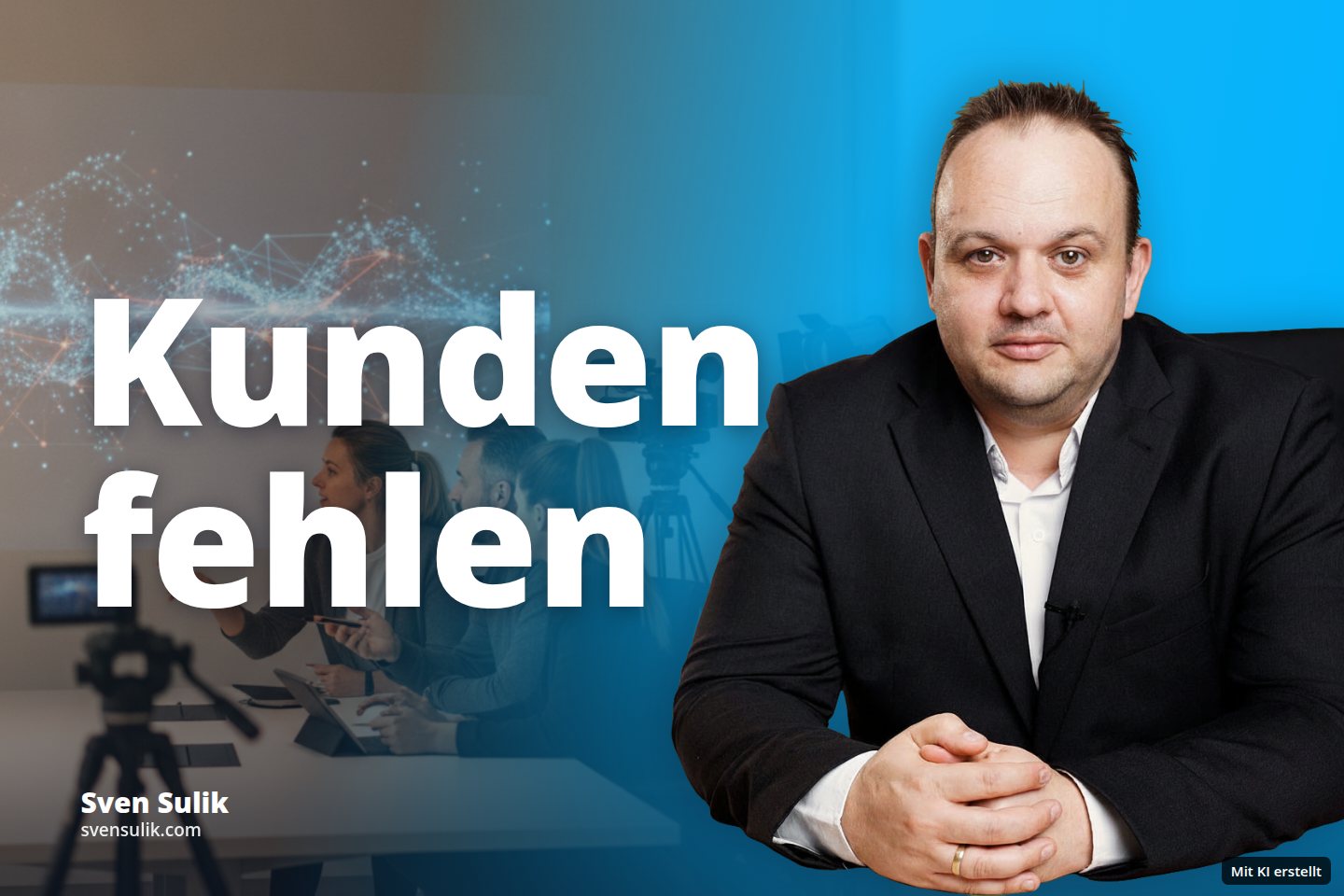 Drei Personen halten eine Präsentation in einem Raum mit Projektor und Kameras.