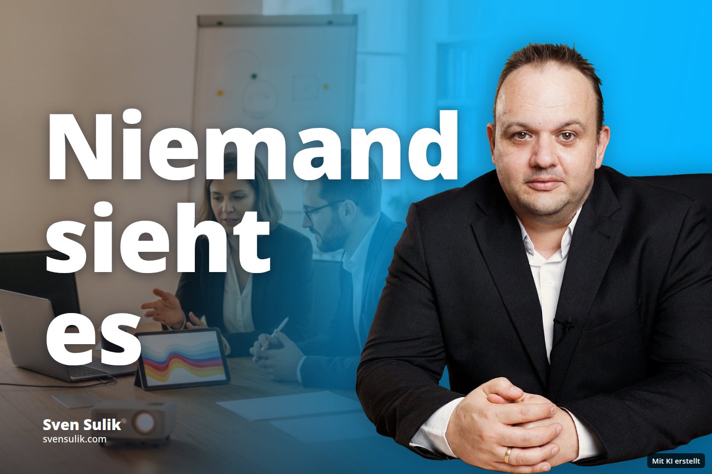 Zwei Geschäftsleute besprechen in einem Besprechungsraum an einem Holztisch mit Laptop und Tablet.