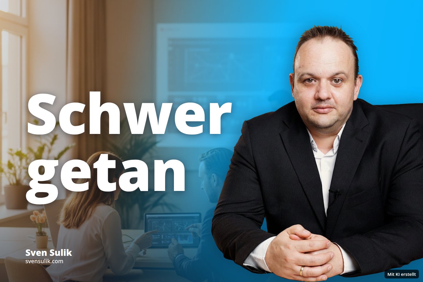 Zwei Personen besprechen Daten am Laptop in einem Büro, während eine dritte Person eine Projektion filmt.