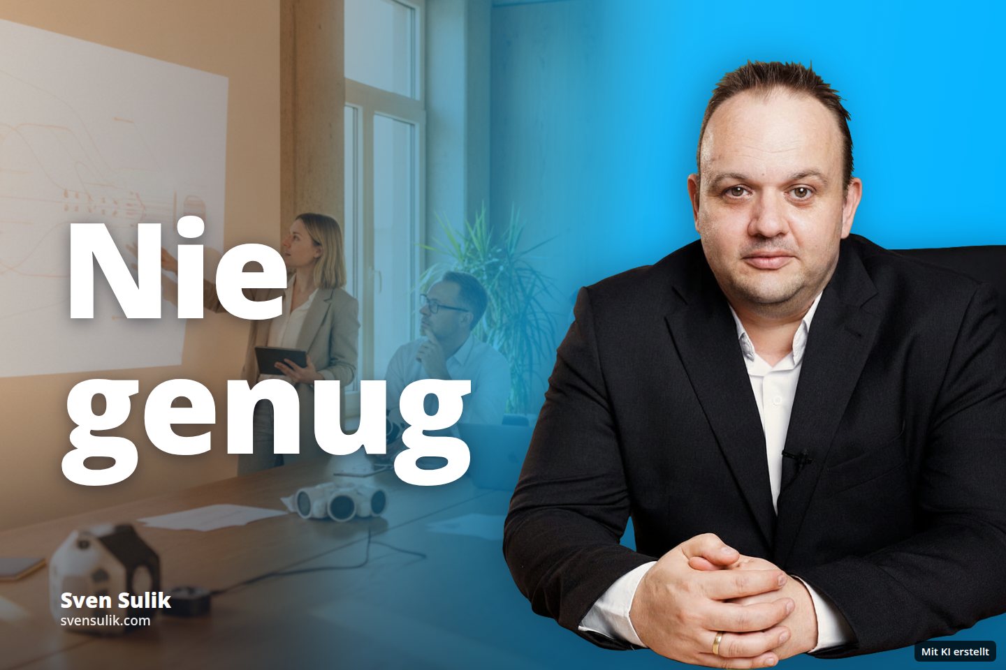 Eine Frau präsentiert in einem Besprechungsraum eine Grafik, während zwei Männer aufmerksam zusehen.