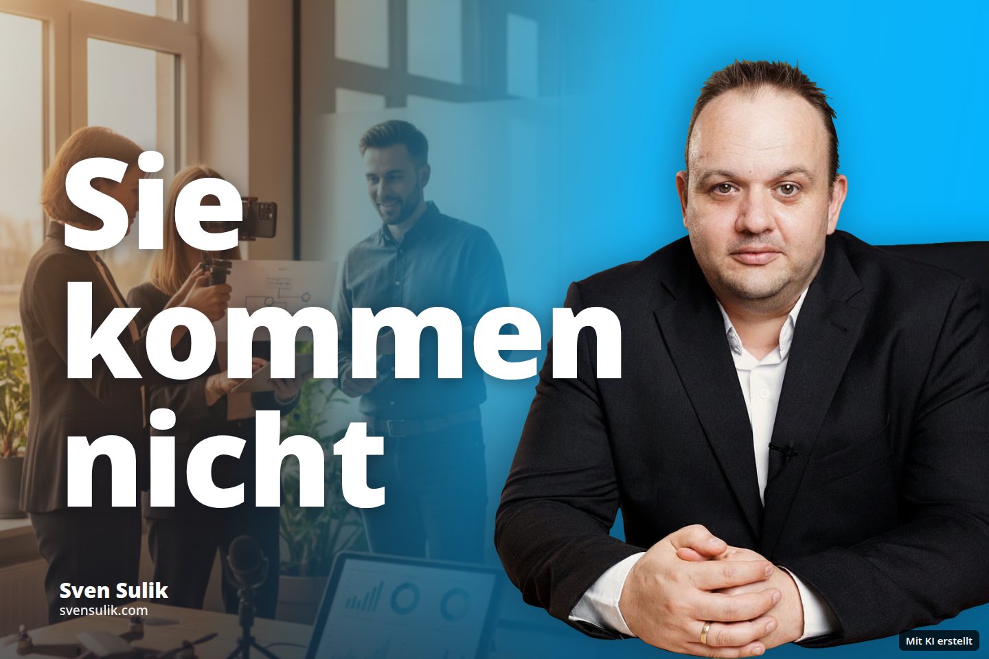 Drei Personen filmen in einem Büro eine Präsentation mit Tablets, Drohne und Mikrofon.