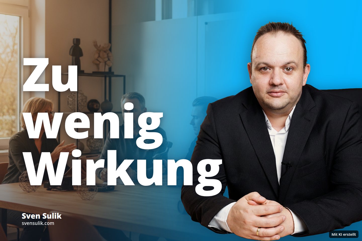 Drei Personen besprechen in einem modernen Büro technische Geräte an einem Holztisch.