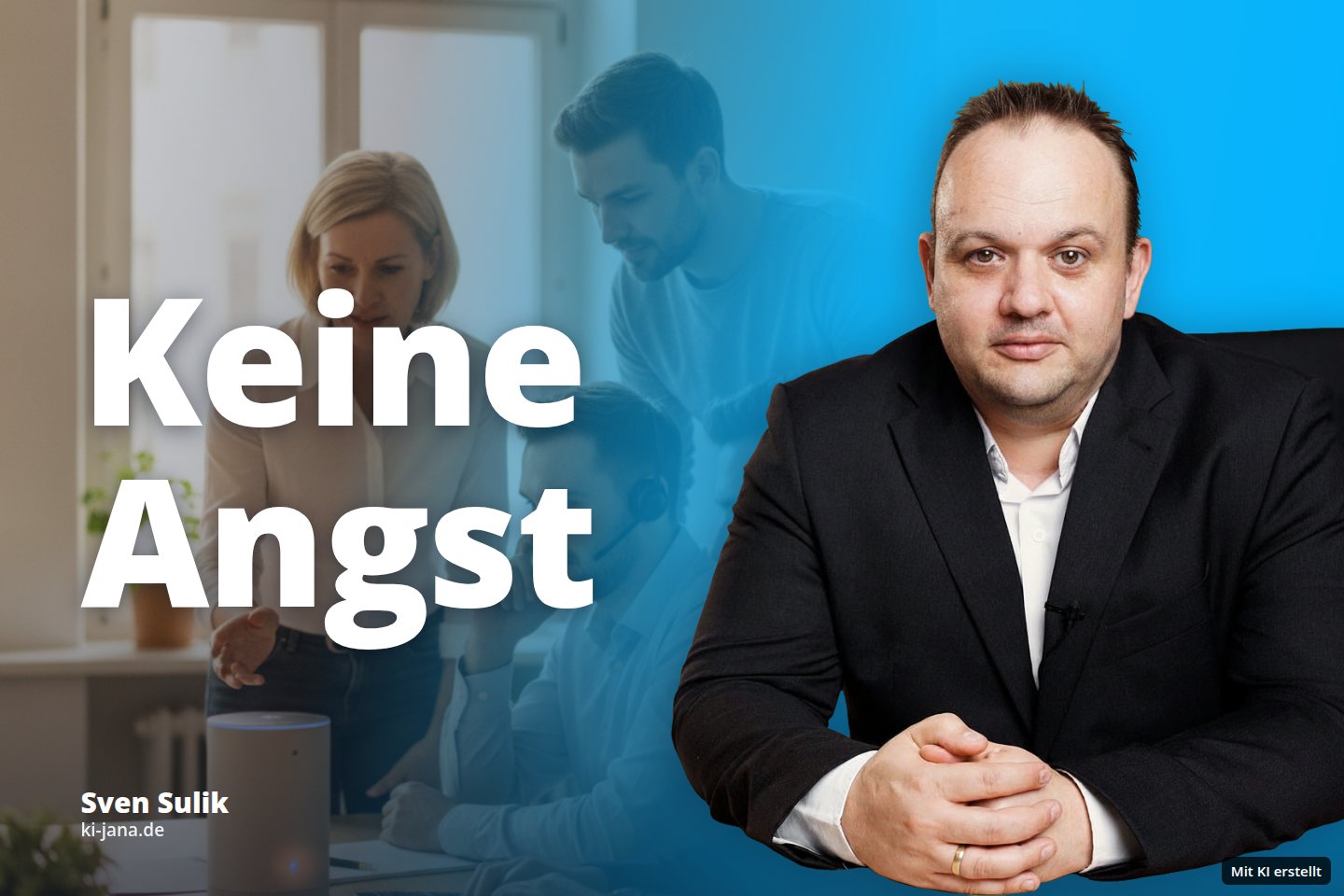 Vier Kollegen arbeiten an einem Schreibtisch in einem hellen Büro, einer tippt und ein Gerät leuchtet.