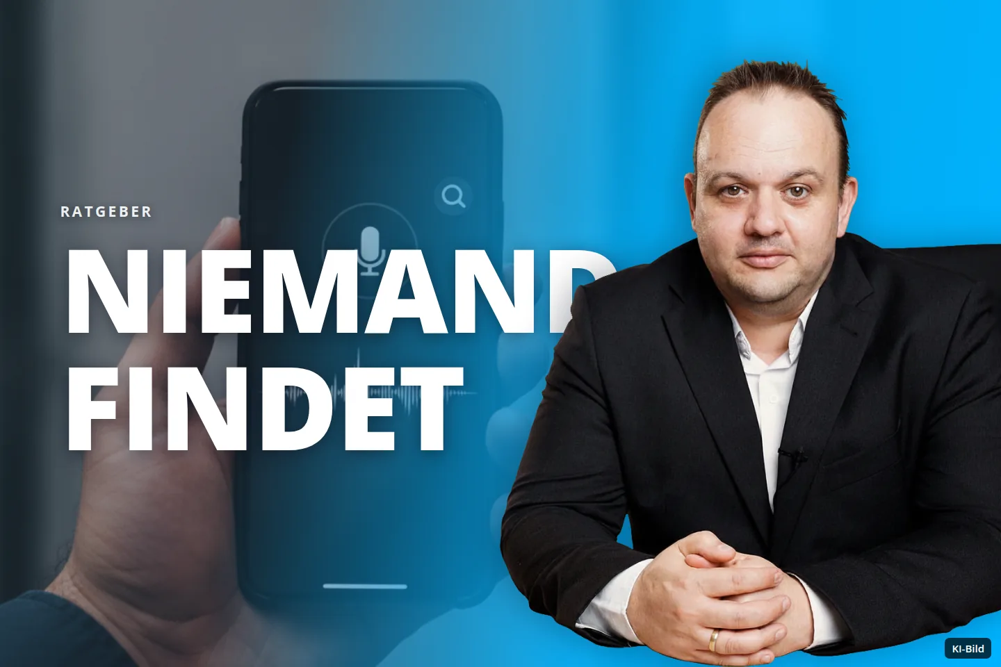 Eine Hand hält ein Smartphone mit Sprachsuche-Interface in einem Serverraum.