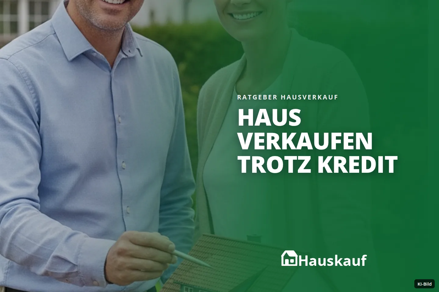 Ein lächelndes Paar steht im Freien vor Häusern und der Mann zeigt auf ein Modellhaus.
