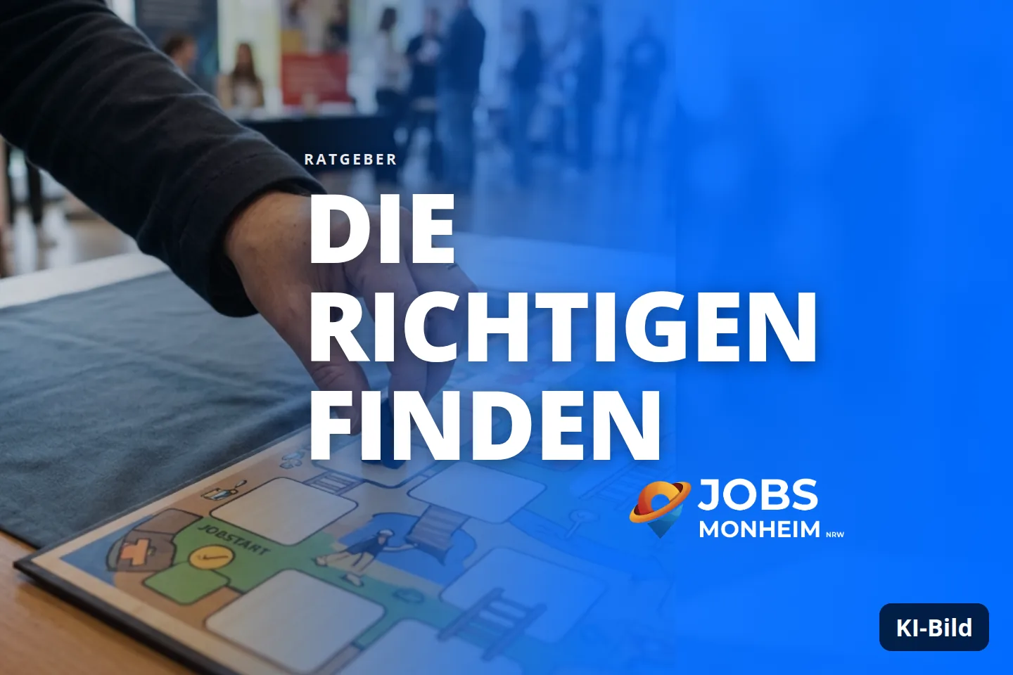 Eine Hand bewegt eine Spielfigur auf einem Brettspiel vor einer Gruppe Menschen in einer Halle.