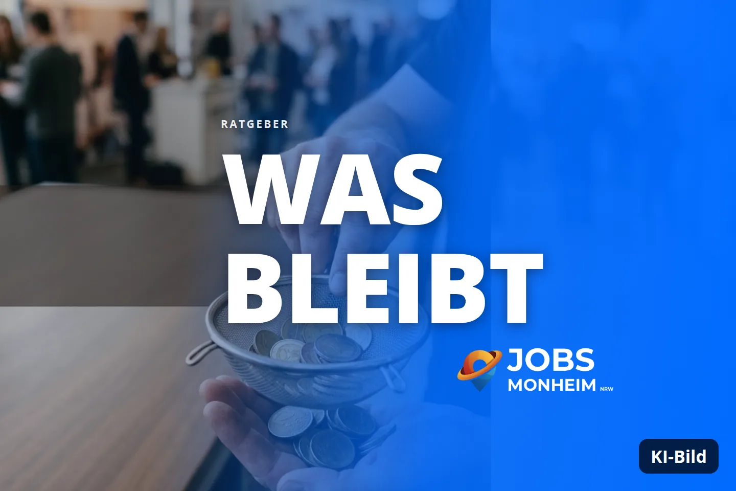 Ein Mann siebt Münzen aus einem Sieb in seine Hand, im Hintergrund Menschen in einer Halle.