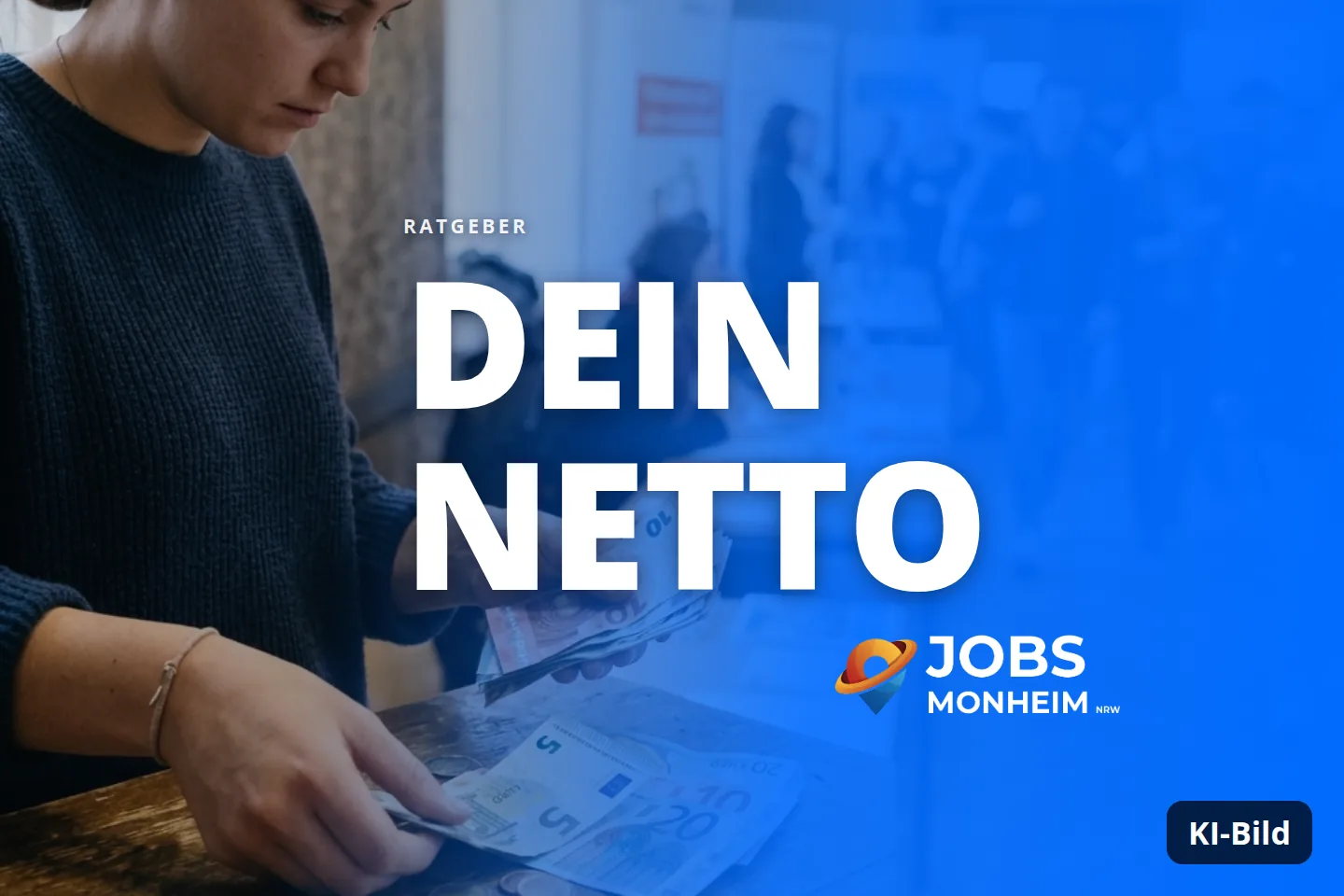 Eine Frau zählt in einem belebten Raum Geld, weitere Personen sind im Hintergrund.