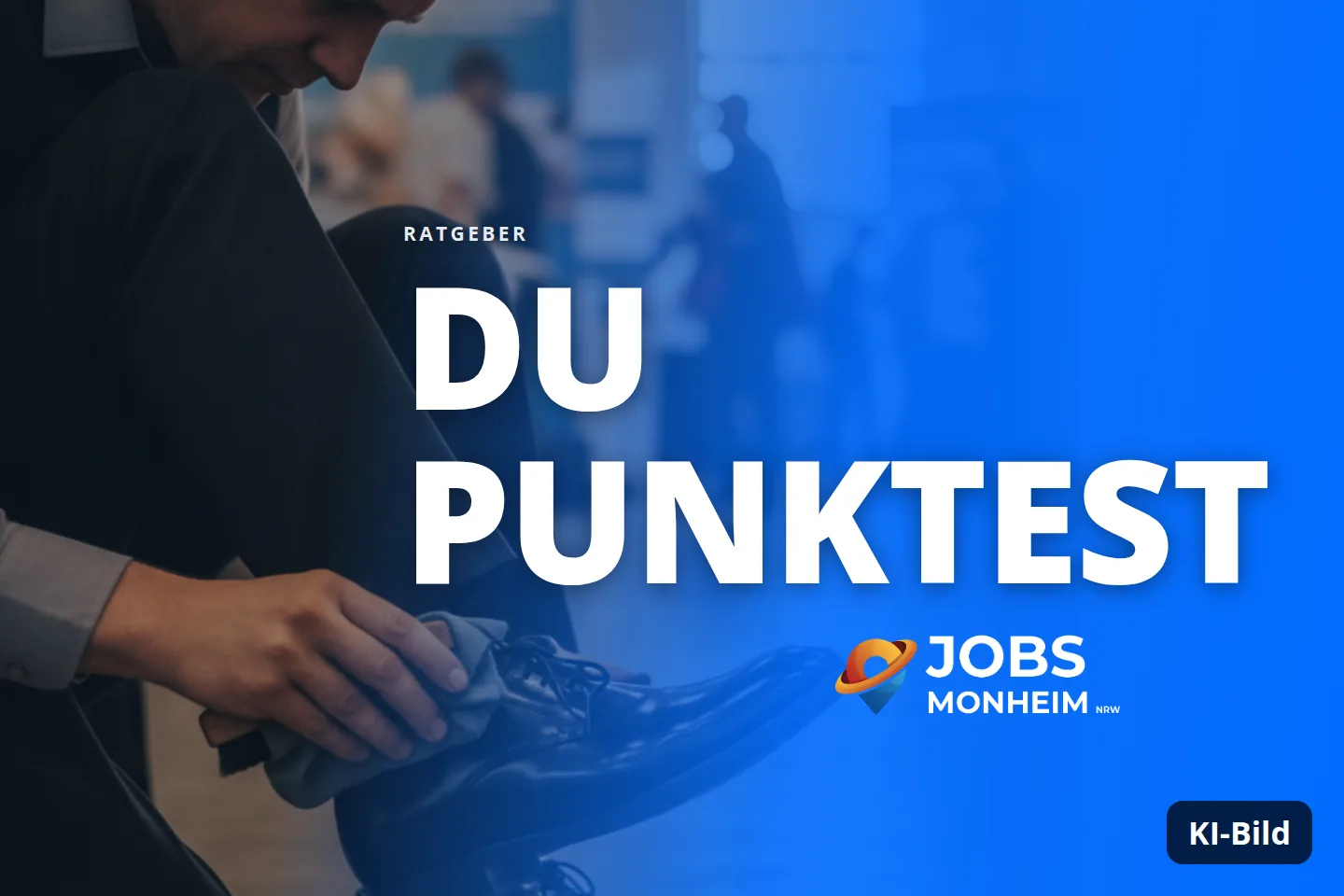 Ein Mann poliert seine Schuhe in einer Halle, im Hintergrund sind weitere Personen.